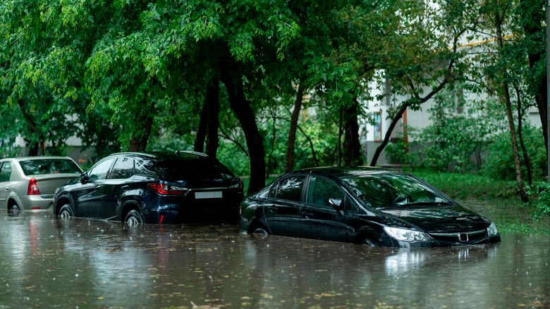Carros inundados nas ruas da cidade