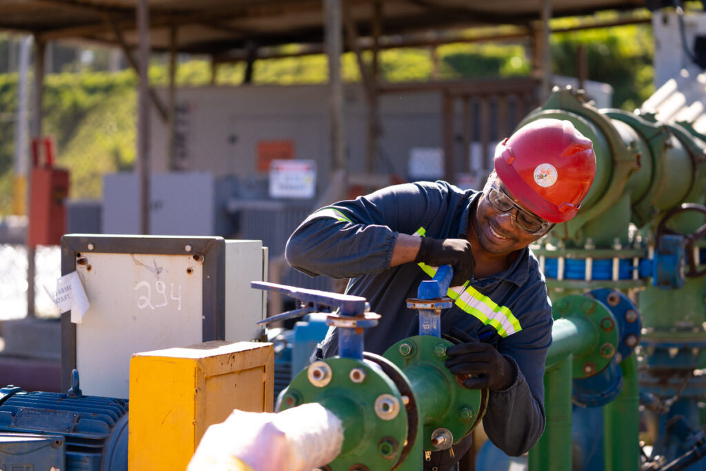 Profissional mecânico ao lado de uma bomba - Allprime