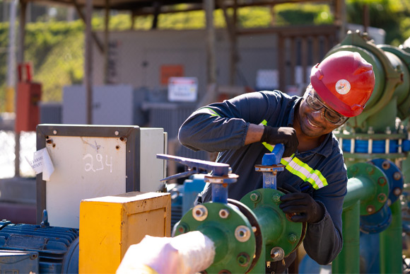 Funcionário ALLPRIME Bombas realizando a manutenção dos equipamentos.