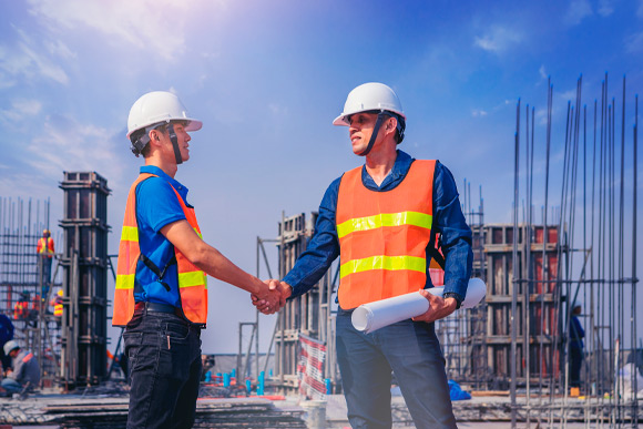 Equipe trabalhando na construção civil.