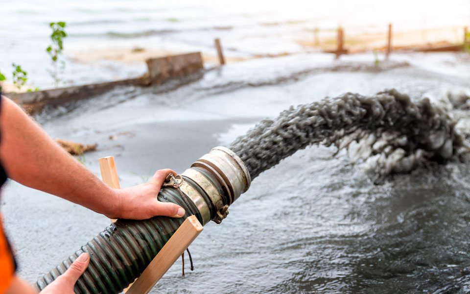 Equipamento de bombeamento realizando a dragagem de areia na construção civil - Allprime