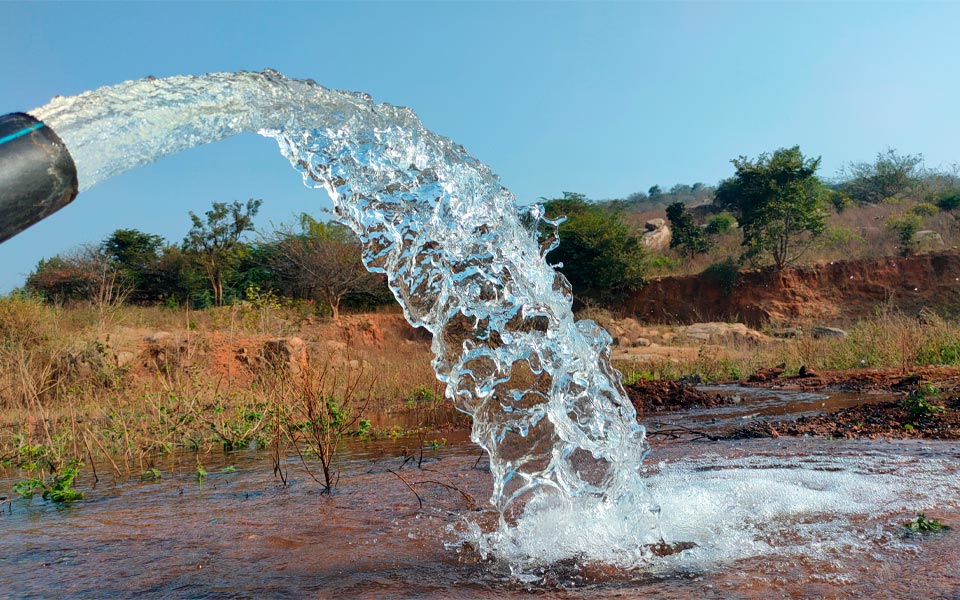 Imagens em câmera lenta de bomba de água em grama seca - Allprime