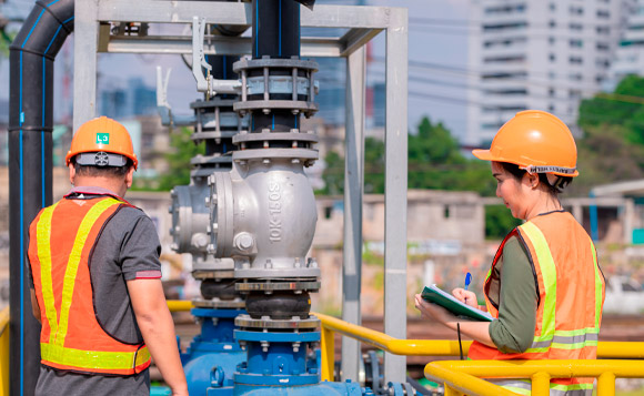 Equipe realizando a vistoria de equipamentos de bombeamento.