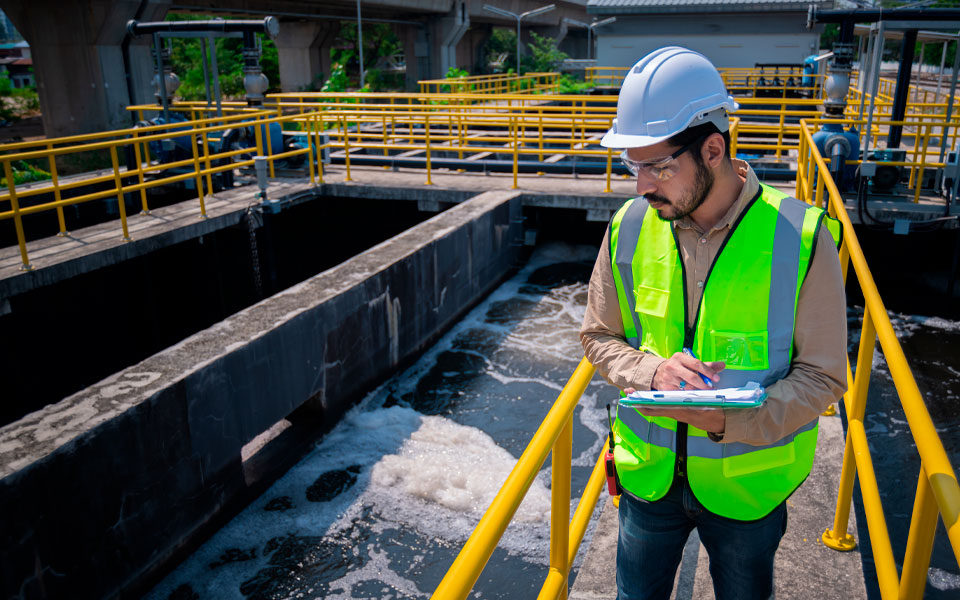 Funcionário ALLPRIME Bombas realizando a manutenção dos equipamentos.
